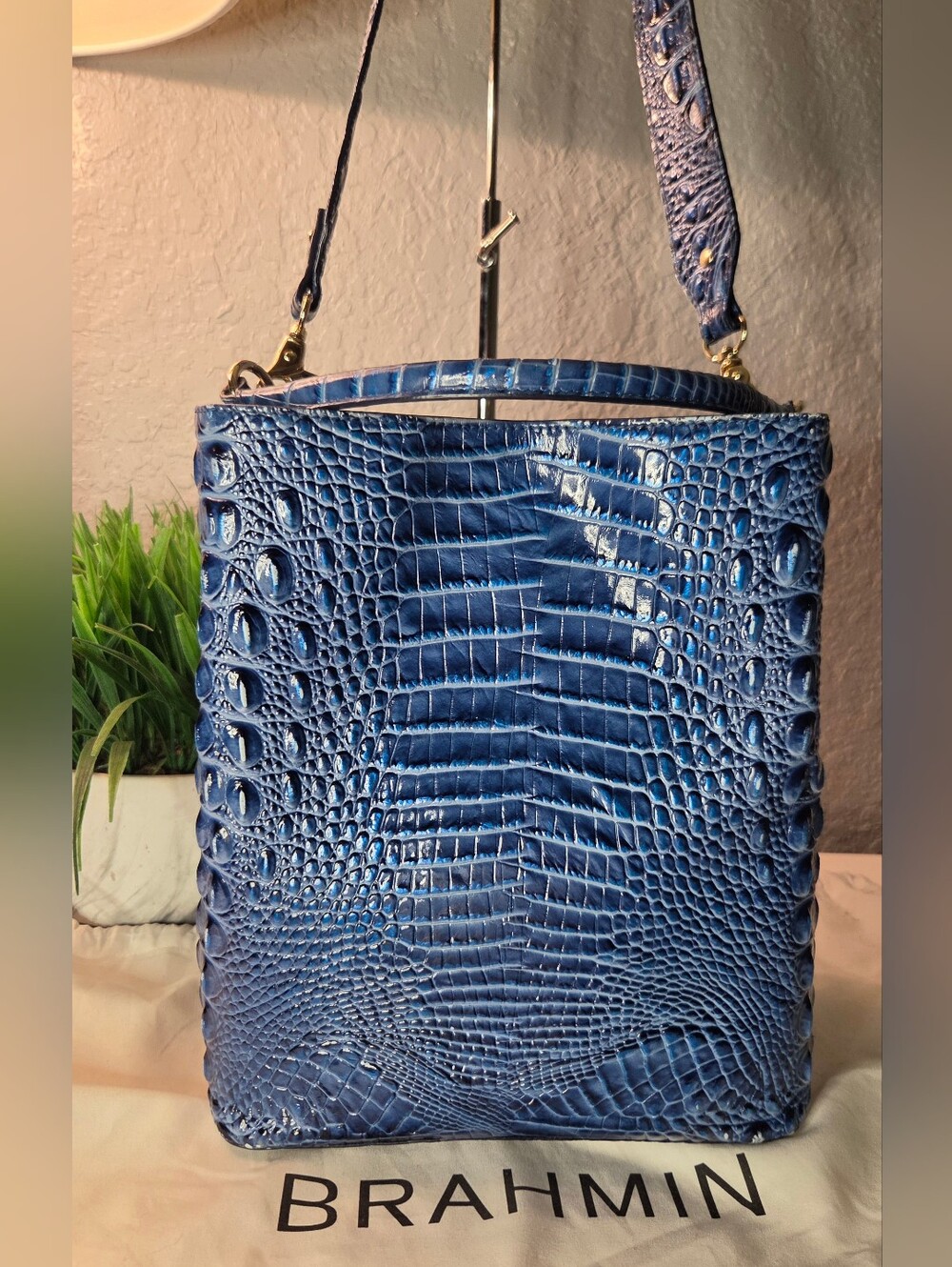 Brahmin Amelia Bucket Bag Bluebonnet Melbourne Leather EUC - Picture 5 of 16